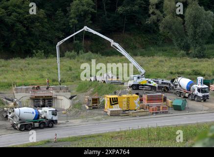 DEU , DEUTSCHLAND : nach der Flutkatastrophe / Unwetterkatastrophe im Ahrtal im Juli 2021 baut die Bahn AG die Ahrtalbahn neu , hier in Marienthal , 17.07.2024 DEU , DEUTSCHLAND : nach der Hochwasserkatastrophe im Ahrtal im Juli 2021 baut die Deutsche Bahn AG hier in Marienthal , 17.07.2024 *** DEU , die zerstörte Ahrtalbahn wieder auf DEUTSCHLAND nach der Hochwasserkatastrophe im Ahrtal im Juli 2021 baut die Deutsche Bahn AG die zerstörte Ahrtalbahn wieder auf, hier in Marienthal, 17 07 2024 DEU, DEUTSCHLAND nach der Hochwasserkatastrophe im Ahrtal im Juli 2021 die Deutsche B Stockfoto