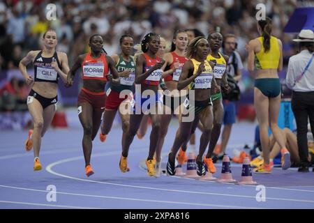 Paris, Frankreich. August 2024. Die Athleten treten am 9. Tag der Olympischen Spiele in Paris 2024 im Stade de France in Saint-Denis, Frankreich, am 4. August 2024 in der 400-m-Qualifikation der Frauen an. Foto: Nicolas Gouhier/ABACAPRESS. COM Credit: Abaca Press/Alamy Live News Stockfoto