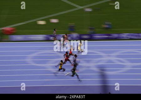 Paris, Frankreich. August 2024. Die Athleten treten am 9. Tag der Olympischen Spiele in Paris 2024 im Stade de France in Saint-Denis, Frankreich, am 4. August 2024 in der 400-m-Qualifikation der Männer an. Foto: Nicolas Gouhier/ABACAPRESS. COM Credit: Abaca Press/Alamy Live News Stockfoto