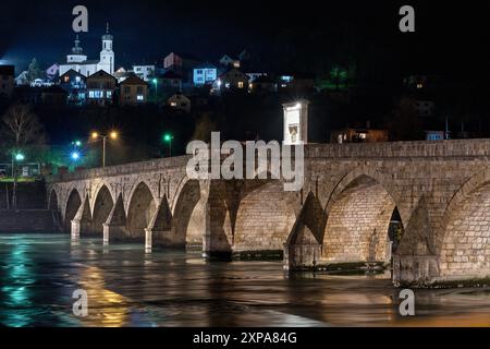 Višegrad, Bosnien und Herzegowina – Februar 2023: Die Mehmed-paše Sokolovića-Brücke (Most Mehmed-Višegrad) in Paša Sokolović ist ein UNESCO-Weltkulturerbe Stockfoto