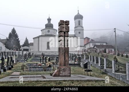Višegrad, Bosnien und Herzegowina – Februar 2023: Gedenkstätte für russen, die während des bosnischen Krieges auf dem Militärfriedhof neben der orthodoxen Kirche getötet wurden Stockfoto