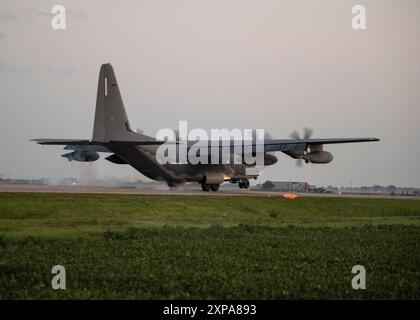 Ein MC-130J Commando II der US Air Force, das dem 492. Special Operations Wing zugewiesen wurde, landet auf dem Highway 63 während des Emerald Warrior 24 FTX II in Bono, Ark Stockfoto