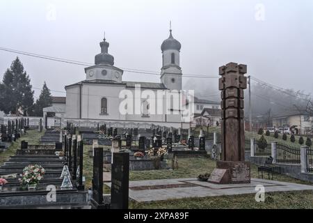 Višegrad, Bosnien und Herzegowina – Februar 2023: Gedenkstätte für russische Soldaten, die während des bosnischen Krieges auf dem Friedhof neben der orthodoxen Kirche getötet wurden Stockfoto