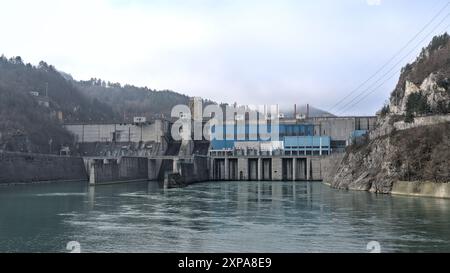 Višegrad, Bosnien und Herzegowina – Februar 2023: Die alte osmanische Brücke von Višegrad ist zum UNESCO-Weltkulturerbe erklärt Stockfoto
