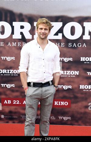 Steve Windolf bei der Deutschlandpremiere von HORIZON am 4.08.2024 in Berlin *** Steve Windolf bei der Deutschlandpremiere von HORIZON am 4 08 2024 in Berlin Stockfoto