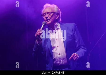 Wickham, Großbritannien. August 2024. Englischer Musiker und Sänger. Anthony Fitzgerald, bekannt als Tony Christie, trat live auf der Bühne des Wickham Festivals auf. Er ist bekannt für seine Aufnahmen von „Is This the Way to“ (ist dies der Weg zu) Amarillo). Quelle: SOPA Images Limited/Alamy Live News Stockfoto