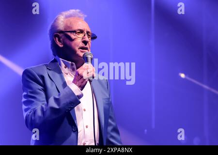 Wickham, Großbritannien. August 2024. Englischer Musiker und Sänger. Anthony Fitzgerald, bekannt als Tony Christie, trat live auf der Bühne des Wickham Festivals auf. Er ist bekannt für seine Aufnahmen von „Is This the Way to“ (ist dies der Weg zu) Amarillo). Quelle: SOPA Images Limited/Alamy Live News Stockfoto