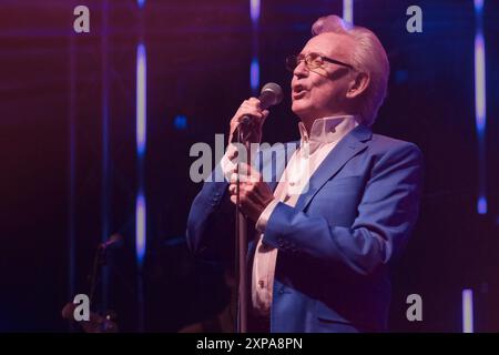 Wickham, Großbritannien. August 2024. Englischer Musiker und Sänger. Anthony Fitzgerald, bekannt als Tony Christie, trat live auf der Bühne des Wickham Festivals auf. Er ist bekannt für seine Aufnahmen von „Is This the Way to“ (ist dies der Weg zu) Amarillo). Quelle: SOPA Images Limited/Alamy Live News Stockfoto