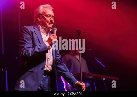 Wickham, Großbritannien. August 2024. Englischer Musiker und Sänger. Anthony Fitzgerald, bekannt als Tony Christie, trat live auf der Bühne des Wickham Festivals auf. Er ist bekannt für seine Aufnahmen von „Is This the Way to“ (ist dies der Weg zu) Amarillo). Quelle: SOPA Images Limited/Alamy Live News Stockfoto