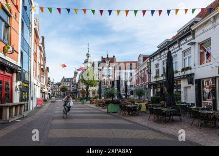 Venlo, Niederlande - 25. September 2023: Straßenblick der Altstadt Venlo mit Cafés, Geschäften und Radfahrern in der niederländischen Stadt Venlo, Provinz Limburg, Stockfoto