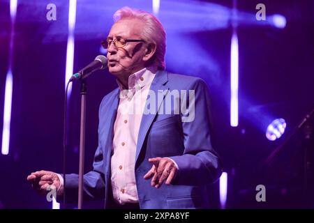 Wickham, Großbritannien. August 2024. Englischer Musiker und Sänger. Anthony Fitzgerald, bekannt als Tony Christie, trat live auf der Bühne des Wickham Festivals auf. Er ist bekannt für seine Aufnahmen von „Is This the Way to“ (ist dies der Weg zu) Amarillo). Quelle: SOPA Images Limited/Alamy Live News Stockfoto