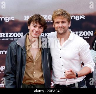 Frederic Balonier, Steve Windolf bei der Deutschlandpremiere von HORIZON im Zoo Palast Berlin. *** Frederic Balonier, Steve Windolf bei der deutschen Premiere von HORIZON im Zoo Palast Berlin Stockfoto