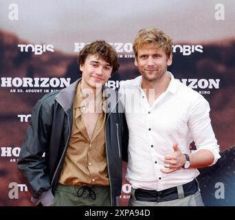 Frederic Balonier, Steve Windolf bei der Deutschlandpremiere von HORIZON im Zoo Palast Berlin. *** Frederic Balonier, Steve Windolf bei der deutschen Premiere von HORIZON im Zoo Palast Berlin Stockfoto