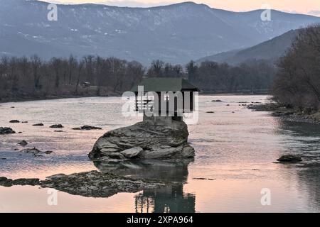 Bajina Bašta, Serbien – Februar 2023: Drina House on a Rock. Die Legende ist... Stockfoto