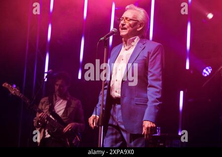 Wickham, Großbritannien. August 2024. Englischer Musiker und Sänger. Anthony Fitzgerald, bekannt als Tony Christie, trat live auf der Bühne des Wickham Festivals auf. Er ist bekannt für seine Aufnahmen von „Is This the Way to“ (ist dies der Weg zu) Amarillo). (Foto: Dawn Fletcher-Park/SOPA Images/SIPA USA) Credit: SIPA USA/Alamy Live News Stockfoto