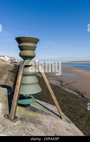 Die Time and Tide Bell Skulptur wurde entworfen, um bei Flut neben der Taw and Torridge Mündung in Appledore, Devon, England zu läuten. Stockfoto