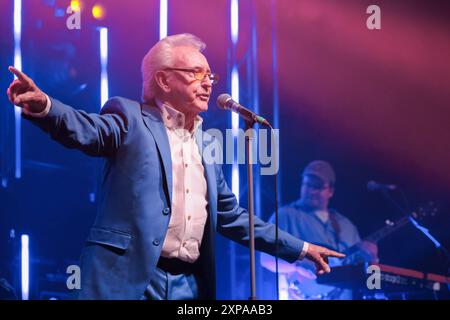 Wickham, Großbritannien. August 2024. Englischer Musiker und Sänger. Anthony Fitzgerald, bekannt als Tony Christie, trat live auf der Bühne des Wickham Festivals auf. Er ist bekannt für seine Aufnahmen von „Is This the Way to“ (ist dies der Weg zu) Amarillo). (Foto: Dawn Fletcher-Park/SOPA Images/SIPA USA) Credit: SIPA USA/Alamy Live News Stockfoto