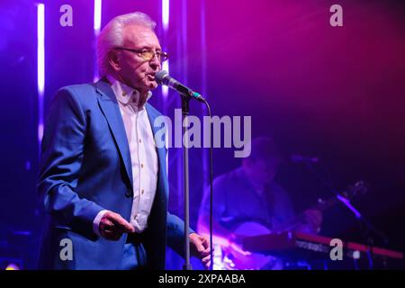 Wickham, Großbritannien. August 2024. Englischer Musiker und Sänger. Anthony Fitzgerald, bekannt als Tony Christie, trat live auf der Bühne des Wickham Festivals auf. Er ist bekannt für seine Aufnahmen von „Is This the Way to“ (ist dies der Weg zu) Amarillo). (Foto: Dawn Fletcher-Park/SOPA Images/SIPA USA) Credit: SIPA USA/Alamy Live News Stockfoto