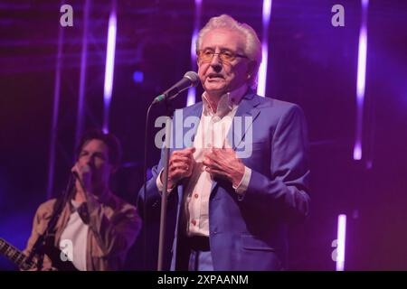 Wickham, Großbritannien. August 2024. Englischer Musiker und Sänger. Anthony Fitzgerald, bekannt als Tony Christie, trat live auf der Bühne des Wickham Festivals auf. Er ist bekannt für seine Aufnahmen von „Is This the Way to“ (ist dies der Weg zu) Amarillo). (Foto: Dawn Fletcher-Park/SOPA Images/SIPA USA) Credit: SIPA USA/Alamy Live News Stockfoto