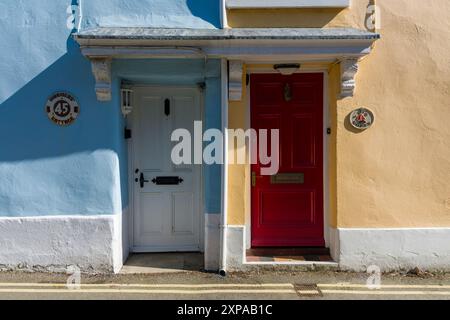 Vordertüren von zwei Reihenhäusern im Küstendorf Appledore, North Devon, England. Stockfoto