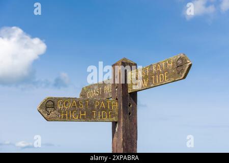 Ein Wegweiser auf dem South West Coast Path im Northam Burrows Country Park in der North Devon Coast National Landscape, England. Stockfoto