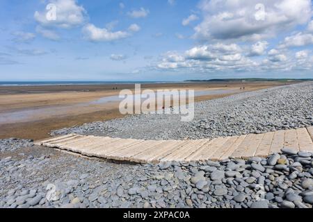 Der Betonweg über den Kieselgrat bei westwärts Ho! Strand an der North Devon Coast National Landscape, England. Stockfoto