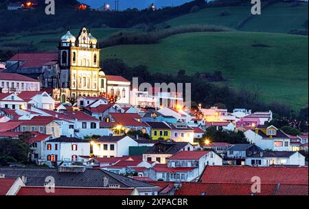 Nachtansicht auf Horta Stadt mit Kirche - Faial Insel, Azoren Stockfoto