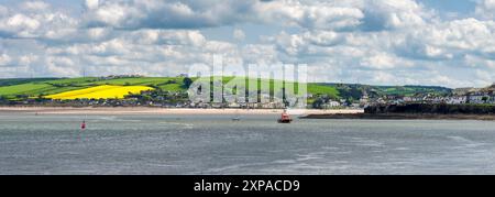 Die Dörfer Instow und Appledore an der Mündung von Taw und Torridge vom Küstenpfad im Northam Burrows Country Park, Devon, England. Stockfoto