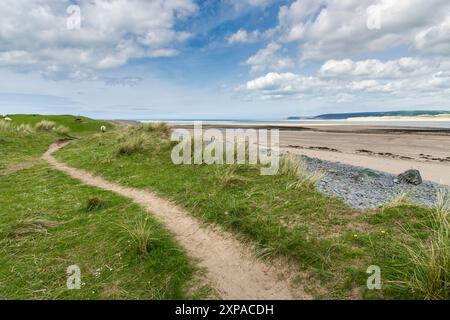 Der South West Coast Path entlang der Taw and Torridge Estuary im Northam Burrows Country Park, North Devon, England. Stockfoto