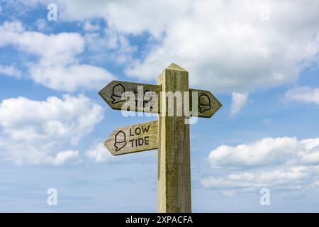 Ein Wegweiser mit alternativen Routen des South West Coast Path in Appledore, North Devon, England. Stockfoto