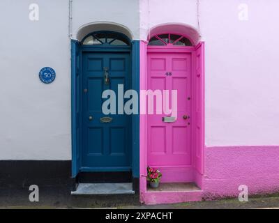 Die Eingangstüren von zwei Reihenhütten im Küstendorf Appledore, North Devon, England. Stockfoto