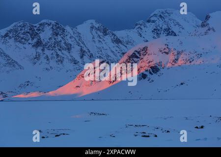 Abendlicht auf steilen Bergen im Winter, Kulusuk, Ostgrönland, Grönland Stockfoto