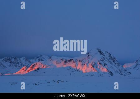 Abendlicht auf steilen Bergen im Winter, Kulusuk, Ostgrönland, Grönland Stockfoto