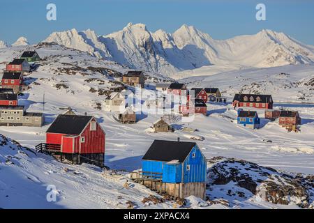 Inuit Siedlung, Häuser vor Bergen, Winter, Kulusuk, Ostgrönland, Grönland Stockfoto