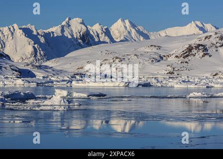 Eisberge in einem Fjord vor den Bergen, Winter, Sonne, Kulusuk, Ostgrönland, Grönland Stockfoto