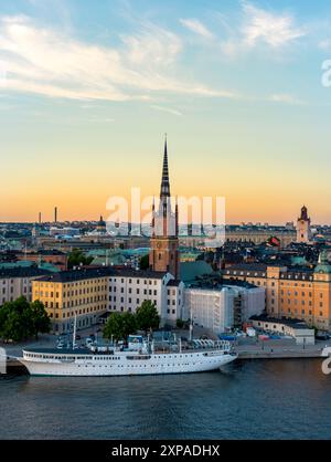 Aus der Vogelperspektive Gamla Stan, Altstadt in Stockholm bei Sonnenuntergang mit der Kirche Riddarholmskyrkan im Vordergrund und einem farbenfrohen Himmel Stockfoto