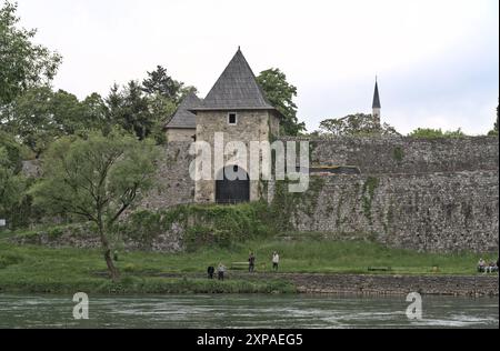 Banja Luka, Bosnien und Herzegowina – Mai 2023: Die Festung Kastel befindet sich am Ufer des Flusses Vrbas Stockfoto