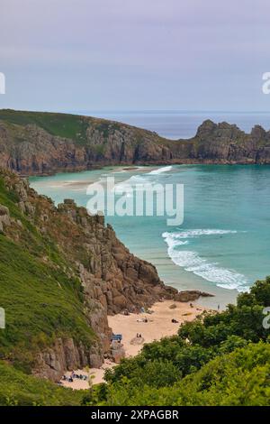 Panorama des atemberaubenden Porthcurno Beach und des Atlantiks, Cornwall, England Stockfoto