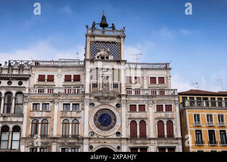 Venezianischer Uhrenturm - Torre dell'Orologio, Wahrzeichen der Renaissance aus dem 15. Jahrhundert mit astronomischer Uhr in Venedig, Italien. Stockfoto