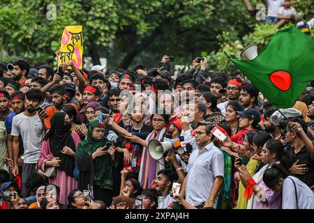 Bangladeschische Studenten und Aktivisten schreien Parolen während der Anti-Diskriminierungs-Studentenbewegung veranstalteten am 3. August 2024 eine Kundgebung im Central Shaheed Minar in Dhaka, Bangladesch, um Gerechtigkeit für die Opfer zu fordern, die während der jüngsten landesweiten Gewalt während der Anti-Quoten-Proteste getötet wurden. Die Studentenführer versammelten sich am 3. August für eine landesweite Kampagne gegen zivilen Ungehorsam in Bangladesch, als die Regierung von Premierminister Scheich Hasina eine sich verschärfende Gegenreaktion über ein tödliches Vorgehen der Polizei gegen Demonstranten überstand. (Foto: Zabed Hasnain Chowdhury/SOPA Images/SIPA USA) Stockfoto