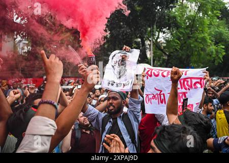Bangladeschische Studenten schreien Parolen während der Anti-Diskriminierungsbewegung, die am 3. August 2024 im Central Shaheed Minar in Dhaka, Bangladesch stattfand, um Gerechtigkeit für die Opfer zu fordern, die bei der jüngsten landesweiten Gewalt während der Anti-Quoten-Proteste getötet wurden. Die Studentenführer versammelten sich am 3. August für eine landesweite Kampagne gegen zivilen Ungehorsam in Bangladesch, als die Regierung von Premierminister Scheich Hasina eine sich verschärfende Gegenreaktion über ein tödliches Vorgehen der Polizei gegen Demonstranten überstand. (Foto: Zabed Hasnain Chowdhury/SOPA Images/SIPA USA) Stockfoto