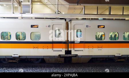 Taipeh, Taiwan; 11. Februar 2024: Ein Hochgeschwindigkeitszug der Taiwan-Eisenbahn hält am THSR-Bahnhof. Stockfoto