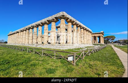 Die Ruinen von Paestum sind berühmt für ihre drei antiken griechischen Tempel im dorischen Orden von etwa 550 bis 450 v. Chr Stockfoto