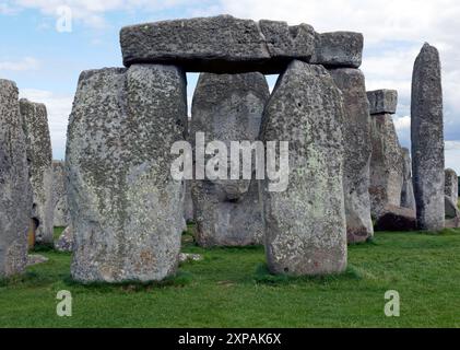 Nahaufnahme eines Abschnitts von Stonehenge, einem prähistorischen megalithischen Gebäude auf der Salisbury Plain in Wiltshire, Stockfoto