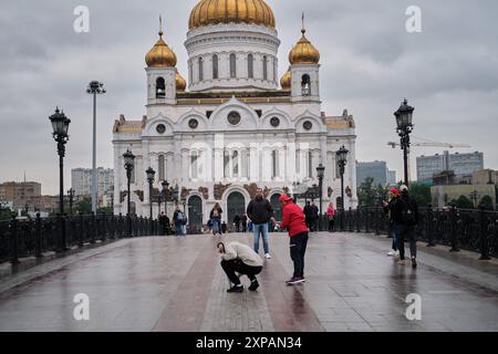 Touristen vor der Kathedrale Christi des Erlösers an einem bewölkten Tag. Urbanes Stadtbild - Moskau, Russland, 10. Juni 2021 Stockfoto