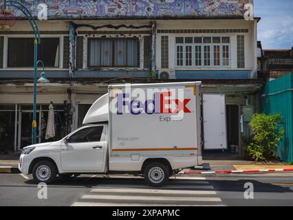 FedEx-Fahrzeuge liefern. FedEx Lieferwagen parkte auf der Straßenseite in Phuket Thailand. FedEx-Autoverkehr. Juli 25,2024 Stockfoto