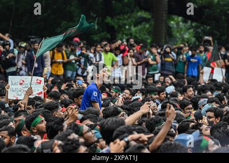 Dhaka, Bangladesch. August 2024. Bangladeschische Studenten schreien Parolen während der Anti-Diskriminierungsbewegung, die am 3. August 2024 im Central Shaheed Minar in Dhaka, Bangladesch stattfand, um Gerechtigkeit für die Opfer zu fordern, die bei der jüngsten landesweiten Gewalt während der Anti-Quoten-Proteste getötet wurden. Die Studentenführer versammelten sich am 3. August für eine landesweite Kampagne gegen zivilen Ungehorsam in Bangladesch, als die Regierung von Premierminister Scheich Hasina eine sich verschärfende Gegenreaktion über ein tödliches Vorgehen der Polizei gegen Demonstranten überstand. Quelle: SOPA Images Limited/Alamy Live News Stockfoto