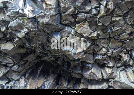 Das Bild zeigt eine felsige Klippe mit vielen kleinen Felsen, die verstreut sind. Die Felsen haben verschiedene Größen und Formen, und sie sind alle auf gestapelt Stockfoto