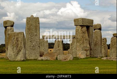 Nahaufnahme eines Abschnitts von Stonehenge, einem prähistorischen megalithischen Gebäude auf der Salisbury Plain in Wiltshire, Stockfoto