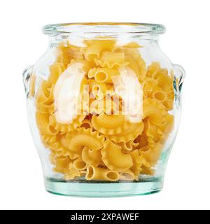 Getrocknete Makkaroni Hahnenschmuscheln. Pasta in einem Glas isoliert auf weißem Hintergrund. Datei enthält Beschneidungspfad. Stockfoto